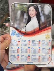 In ảnh để bàn tráng gương có thiết kế lịch