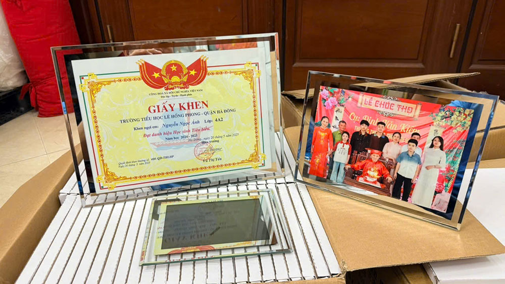 Khung ảnh, khung bằng khen pha lê